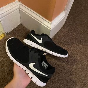 Nike flex 22 athletic sneakers